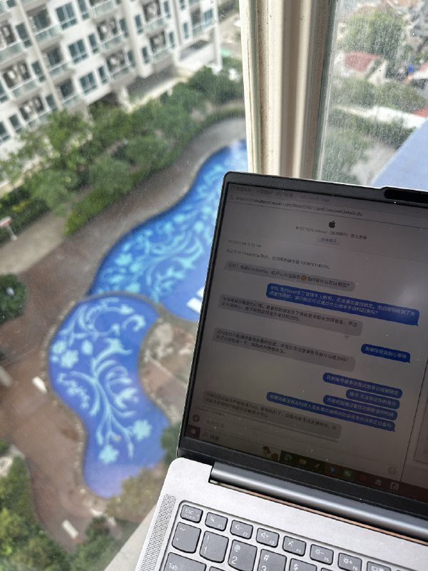 苹果客服是世界上最棒的客服，换了两个专家，花了一整个早上的时间帮助我