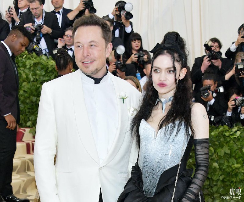 【传马斯克和交往3年的女朋友分手】据 Page Six 报道，埃隆·马斯克与Grimes分手，两人交往了3年，之后将一起抚养1岁的儿子