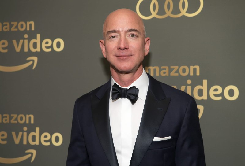 【贝索斯将卸任亚马逊CEO转任执行董事长】亚马逊周二盘后公布了该公司去年四季度财报