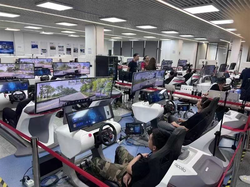 萝卜快跑后台现场，哪台车AI卡壳出问题，马上人工接管