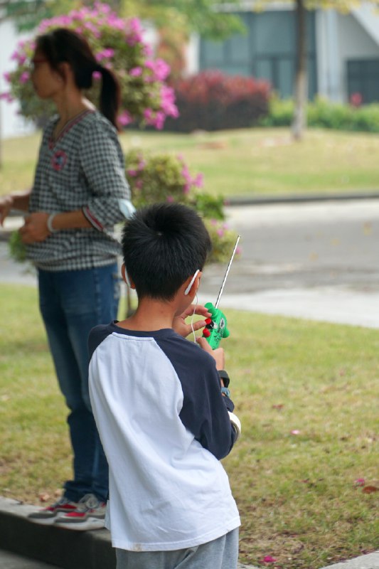 最近经常在公园看到小孩哥拿着天线跑来跑去，怪好奇的