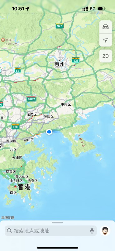 苹果地图在顶部 Status Bar 下会有渐变背景模糊处理，真棒