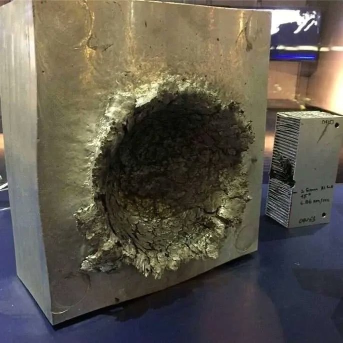 铝在太空中被一块 14 克的塑料以 24,000 公里/小时的速度撞击🤯 #无用但有趣的冷知识