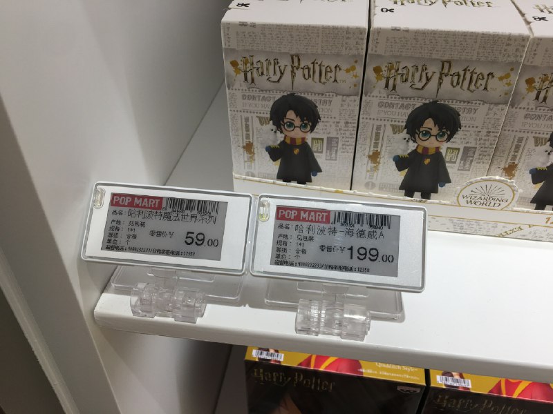 今天发现，泡泡玛特的店里用上了电子纸标签，而且是彩色的