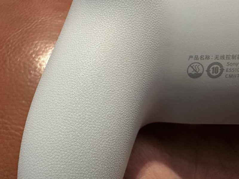 SONY还是细节啊，PS5手柄握把反面看上去就是普通的磨砂材质，用微距一看全是对应按键的□XΔO图形by @何何何  #大产品小细节SONY还是细节啊，PS5手柄握把反面看上去就是普通的磨砂材质，用微距一看全是对应按键的□XΔO图形by @何何何  #大产品小细节