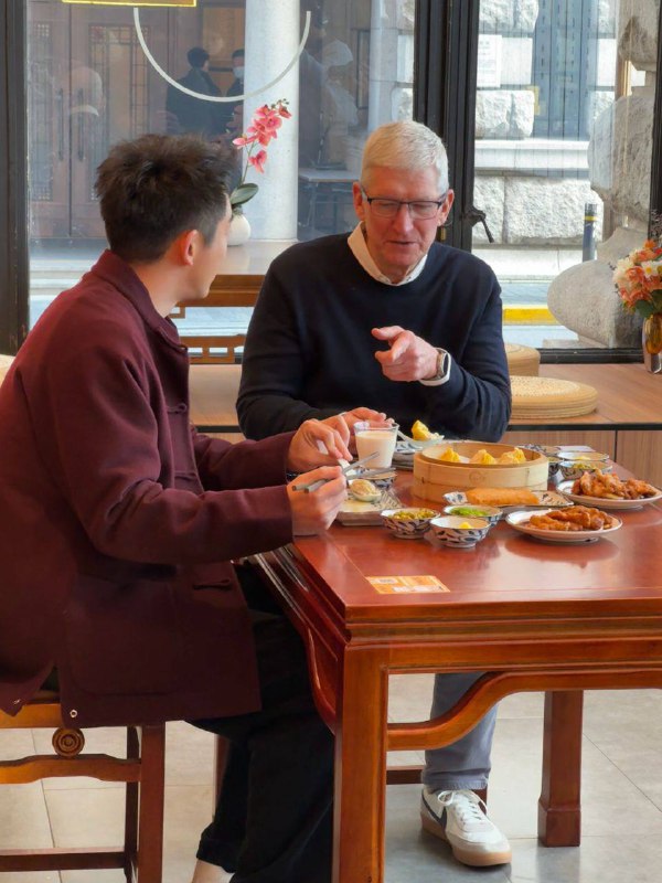 库克来华，郑恺与库克在上海外滩偶遇 ，一起吃了一顿上海传统早餐