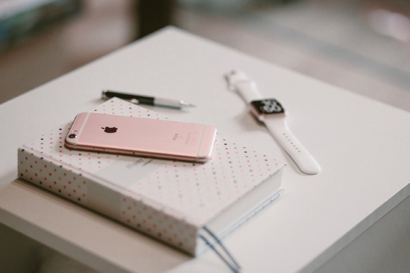【APPSO 科技早报 - 0602】1. iPhone 6s 将被苹果列入过时产品2. 仅 iPhone 14 Pro 系列将搭载 A16 芯片3.  哔哩哔哩启动动画 4K 修复计划4.特斯拉考虑引入苹果 AirPlay 协议5.腾讯晋升不再直接调薪6.饿了么首个时令数字藏品馆将上线7.快手禁止未成年人参与直播打赏8.微软 Surface Laptop Go 2 正式发布9.《宝可梦