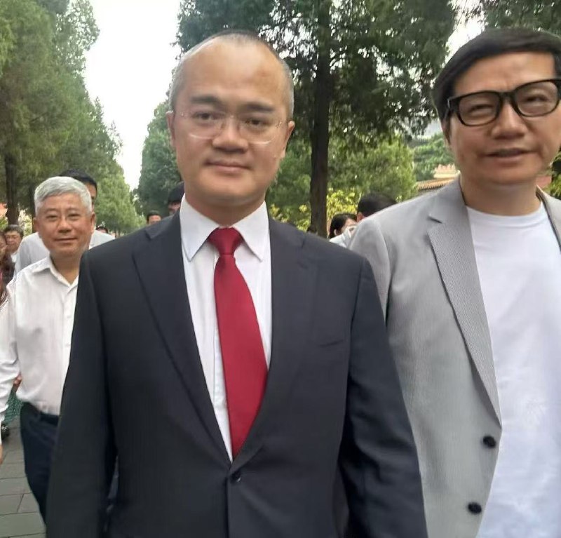 好久不见啊！王兴与雷军一起观礼阅兵