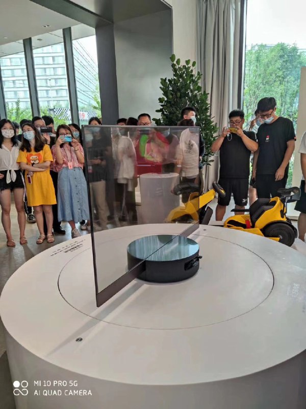 前方送来的透明电视实物图和年轻人的第一台兰博基尼 #科技圈大小事前方送来的透明电视实物图和年轻人的第一台兰博基尼 #科技圈大小事