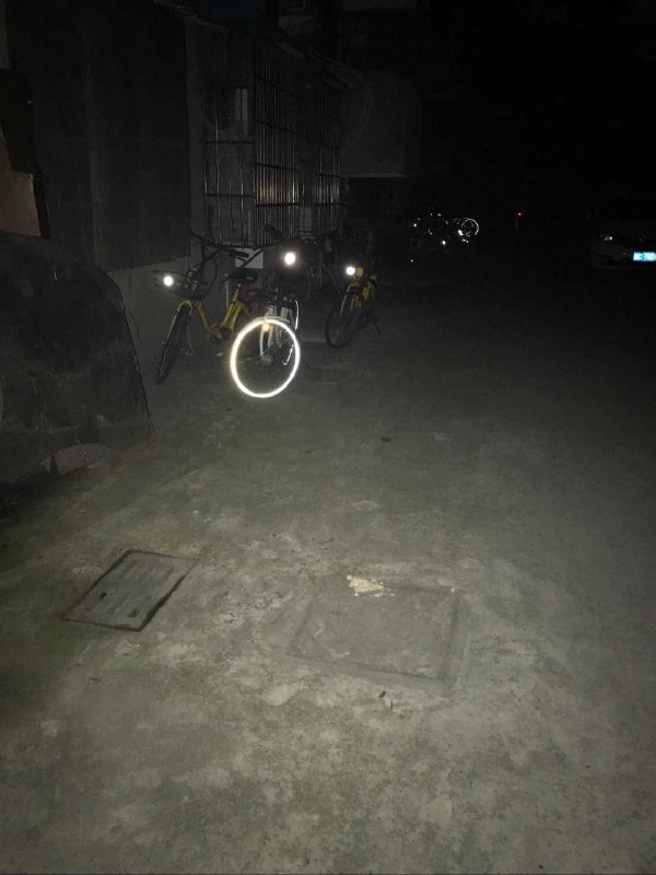 夜里没路灯，打开手机电筒发现哈喽的单车轮胎圈上有做反光灯的处理，给在夜里骑行的人增添了一份安全保障，相比之下小黄车还需努力呐   #大产品小细节