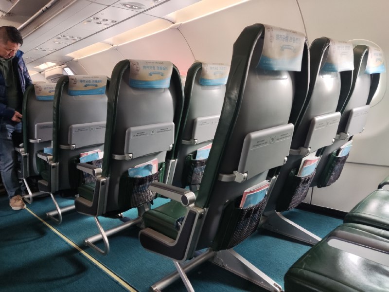 春秋航空有点厉害的，改良了一下椅子，空间反而变大了，比普通的还宽松一点点就是有点丑，好像绿皮火车……春秋航空这家公司有点意思，不知道有没有什么专门解析的书或者文章可以阅读的by @白洲  #大产品小细节春秋航空有点厉害的，改良了一下椅子，空间反而变大了，比普通的还宽松一点点就是有点丑，好像绿皮火车……春秋航空这家公司有点意思，不知道有没有什么专门解析的书或者文章可以阅读的by @白洲  #大产品小细节