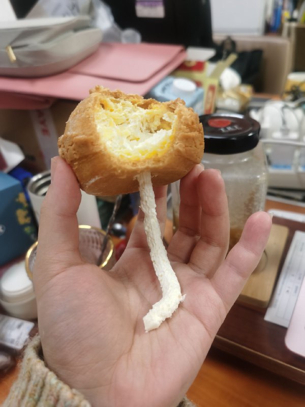 我吃了一口泡芙戏剧性的一幕出现了 #今天有什么好笑的