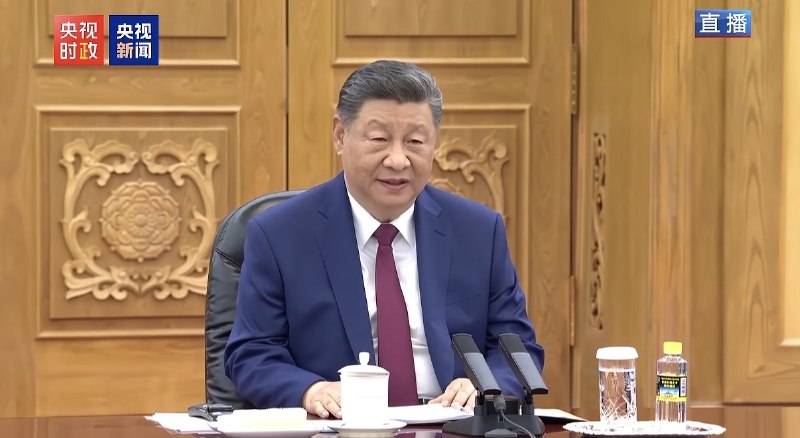 认真学习了领导人发言，发现右下角的矿泉水是椰树牌的by @FridaS  #大产品小细节认真学习了领导人发言，发现右下角的矿泉水是椰树牌的by @FridaS  #大产品小细节